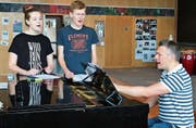Musiklehrer René Pulfer übt mit zwei Jugendlichen einen Song für die Musicalaufführung ein. (Bild: PD)