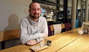 In seinem Dorf fühlt er sich wohl: Pascal Bollhalder kehrt mit Vereinskollegen gerne im Café Füger ein. (Bild: Jolanda Riedener)