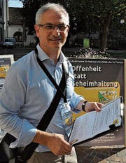 Initiant Ueli Fisch sammelt Unterschriften in Frauenfeld. (Bild: seb.)
