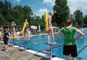 Wettschwimmen mit der Rettungsgurte: Was hier Spass bereitet, kann im Ernstfall Leben retten. (Bild: Karin Erni)
