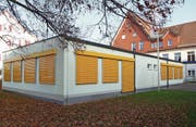 Geht es nach dem Unteregger Gemeinderat, sollen der Pavillon und das Schulhaus einem Neubau weichen. (Bild: PD)