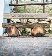 Die Bänkli sollen ähnlich aussehen wie das «Gmeindamme-Bänkli» beim Reservoir Hard. (Bild: Andrea Stalder)