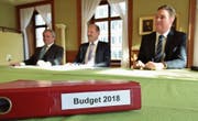 Finanzchef Erwin Wagner, Gemeindepräsident Max Vögeli und Gemeindeschreiber Reto Marty präsentieren das Budget 2018. (Bild: Mario Testa)