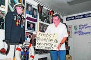 Letzte Botschaft – Hans Pfister, Präsident der Güüggali-Zunft, zeigt im Archiv das Plakat von Emil Manser. (Bild: Ueli Bachmann)