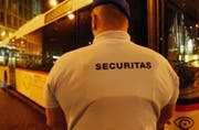 Der verurteilte Securitas-Mitarbeiter soll einem Fahrgast in einem Postauto die Faust ins Gesicht geschlagen haben. (Symbolbild)