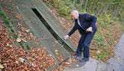 Urs Ehrbar, Vizepräsident des Vereins Festungsgürtel Kreuzlingen, öffnet den Bunker an der Schnellerstrasse oberhalb von Weinfelden. (Bild: Nana do Carmo / TZ)