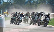 Die Mischung des Parcours mit Asphalt und Schotter machen die Supermoto-Rennen auf der Frauenfelder Allmend zu einem besonderen Erlebnis. (Bild: Chris Marty)
