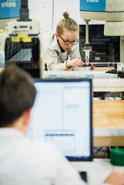Die Schüler programmieren die Roboter am Computer. (Bilder: Reto Martin)