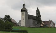 Die katholische Kirche von Hemberg ist von weitem sichtbar und prägt das Dorfbild. Gegen Westen ist die Fassade mit Schindeln versehen. Die anderen drei Fassaden sind weiss gestrichen. (Bild: Urs M. Hemm (Hemberg, 22. Juni 2015))
