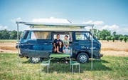 Hampi Leugger und Andrea und Kai Wattinger üben im Camping-Büssli fürs Treffen. (Bild: Thi My Lien Nguyen)