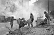 Ausschreitungen am Muttertag 1988: Die Polizei versucht die gegen die St. Michaelsvereinigung randalierende Menge in Schach zu halten.