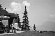 Heile Heidi-Welt oberhalb von Bad Ragaz: Alpöhi Heini Kilchmann mit seiner alphornblasenden Schwiegertochter Anni Kilchmann auf der Heidialp. (Bild: Bildarchiv St.Galler Tagblatt)
