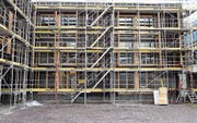 Nur an der Westfassade (auf dem Bild zu sehen) sind die Fenster bereits fertig eingebaut, an den anderen Fassaden fehlen sie zum grössten Teil noch. (Bild: Thomas Schwizer)
