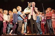 Zum Abschluss singen Kliby und Caroline gemeinsam mit den Kindern auf der Bühne «Schön isch äs gsi». (Bild: Christine Luley)