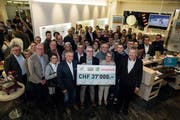 Checkübergabe über 37000.— CHF, Holzbrille Buchs Edition, Bild aufgenommen bei Federer Augenoptik Buchs am 15.02.2018 - Mario Gnägi, Walter Meier, Jasmin Meier und Hubert Hürlimann (v.l.) FOTO & COPYRIGHT: DANIEL SCHWENDENER (Bild: Daniel Schwendener)