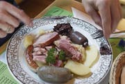 Blut- und Leberwürste, Sauerkraut und Kartoffeln: Zurzeit ist Metzgete angesagt. (Bild: Trix Niederau)