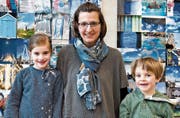 Besuchen Papa bei der Arbeit: Florence und Raphael mit ihrer Mutter Barbara Gossweiler Kottonau. (Bilder: Andreas Taverner)