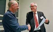 Ehrenmitglied Eugen Benz bekommt von Präsident Roland Marti eine Urkunde überreicht. (Bild: Mathias Frei)
