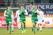 Könnten am Samstag im ersten Heimspiel wieder jubeln: St.Gallens Roman Buess (rechts) mit Teamkollegen Danijel Aleksic und Boris Babic. (Bild: BENJAMIN MANSER)