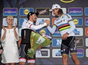 Fabian Cancellara gratuliert am Zielort Oudenaarde Weltmeister Peter Sagan (rechts), der mit der Flandern-Rundfahrt erstmals ein Radsport-Monument gewinnt. (Bild: Panoramic/Nico Vereecken)