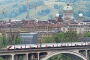 Ein Fernverkehrszug der SBB verlässt den Berner Bahnhof, im Hintergrund das Bundeshaus. (Bild: Alessandro della Valle/Keystone (11. Mai 2017))