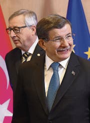Stand gestern im Mittelpunkt: Der türkische Regierungschef Davutoglu mit EU-Kommissionspräsident Juncker. (Bild: ap/Emmanuel Dunand)