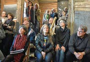 Noch immer engagiert: Kunstschaffende an der Jubiläumsfeier.