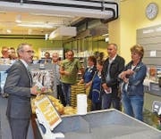 Bereichsleiter Andrea Sutter von Volg (links) bedankte sich bei der Einweihung für die gute Zusammenarbeit. (Bild: Christoph Heer)