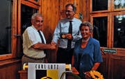György Vámos, Präsident der Carl-Lutz-Stiftung in Budapest, Hansruedi Bänziger, Gemeindepräsident von Walzenhausen, und Lutz' Stieftocher Agnes Hirschi. (Bild: mge)