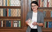 Die Kulturverantwortliche Cornelia Scheiwiller in der Bibliothek des Klosters Fischingen.