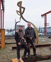 Im Modell und in Gross: Gabriel Mazenauer und Markus Graf vor ihrer Eisenplastik. (Bild: Stefan Hilzinger)