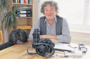Kamera, Laptop und Handy: Die Reiseutensilien von Michael Hug. Sein Hund Vuelo muss, während das Herrchen auf Reisen ist, zu Hause bleiben. (Bild: Ramona Cavelti)