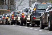 Verkehr und Lärm auf der Teufenerstrasse in St.Gallen: Wegen Sparmassnahmen konnten nicht alle Lärmsanierungen rechtzeitig realisiert werden. (Bild: Benjamin Manser/Archiv)