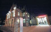 Die Villa Rosenheim erstrahlt in der Nacht. Es ist die neue Heimat der Raiffeisenbank von Diessenhofen. (Bilder: Donato Caspari)