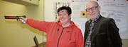 OK-Präsident Bruno Lüscher mit der Olympiamedaillengewinnerin und Botschafterin des Thurgauer Kantonalschützenfestes 2018, Heidi Diethelm Gerber. (Bild: Peter Mesmer)