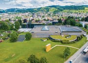 Vorgesehenes Baugrundstück des Lernzentrums nördlich der bestehenden HSG-Bauten: Die Familiengärten (links) sollen nicht tangiert werden. (Bild: Urs Bucher)