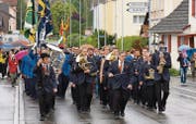 Angeführt von der Stadtharmonie Amriswil marschiert die Musikgesellschaft Muolen nach der Rückkehr aus Montreux durchs Dorf. (Bild: Yvonne Aldrovandi-Schläpfer)