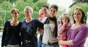 Treten ab: Bettina Spirig, Susanne Mötteli, Andreas Müller (mit Tochter Elena), Daniela Schwendener und Patricia Spirig Müller (mit Tochter Sofia) standen die letzten Jahre als Team hinter der Amriswiler Vollmondbar. Am Mittwoch übergeben sie die Bar in neue Hände. (Bild: Rita Kohn)