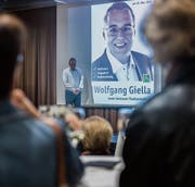 Wolfgang Giella stellt sich beim Kennenlern-Apéro erstmals den neugierigen Gossauern. (Bild: Jil Lohse)