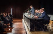 Präsident Hansjörg Brunner, flankiert vom Verbandsvorstand, spricht zu den Delegierten in Weinfelden. (Bild: Andrea Stalder)