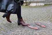 Jan Kaeser plazierte die Schuhe aus Bronze so, dass Passanten auf der Promenade darüberschreiten können, ohne sie zu merken. (Bild: Stefan Hilzinger)