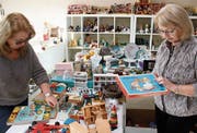 Marie-Louise Manganiello und Rosa Fabrizi kontrollieren ihre feilgebotene Ware. (Bild: Christof Lampart)