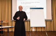 Pater Gregor Brazerol, Prior der Benediktinergemeinschaft Fischingen, erläutert, weshalb auch die Pfarreien fusionieren sollten. (Bild: rsc)