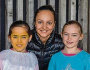 Alissa und Celina Signer bei den Proben mit der ehemaligen Europameisterin im Eiskunstlauf Sarah Meier. (Bild: pd)