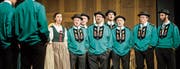 Jodlerin Ruth Wick mit ihren Gspänli vom Jodel-Doppelquartett auf der Bühne. (Bild: Reto Martin)