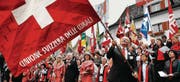 OK-Präsident Bernhard Koch schwenkte bei der Eröffnung des Eidgenössischen Gesangfests 2008 in Weinfelden die Fahne. Am Freitag weht sie zum letzten Mal in Weinfelden. (Bild: Nana do Carmo)