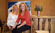 Die Wirtinnen: Sandra und Jeannette Schmidmeister im Saal des Restaurants. (Bild: Evi Biedermann)