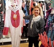 Corina Rohrer hat für jeden Fasnächtler ein Outfit. (Bild: Ramona Riedener)