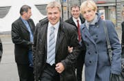 St. Galler Ständeratswahlen, November 2007: SVP-Präsident Toni Brunner mit Partnerin Esther Friedli auf dem Weg in den Pfalzkeller. (Bild: Ralph Ribi)