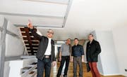 Eigentümer Daniel Nobs mit den Architekten Peter Dransfeld und Erkan Gönc sowie Stadtpräsident Roger Forrer bei der Besichtigung des wiederaufgebauten Hauses an der Seestrasse 105. (Bild: Donato Caspari)